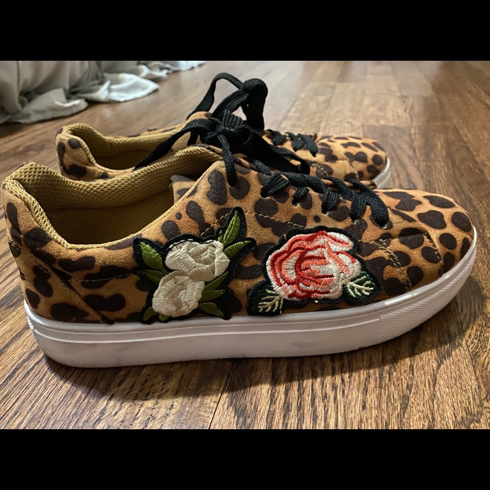 ⭐️animal print sneakers with rose details!!⭐️